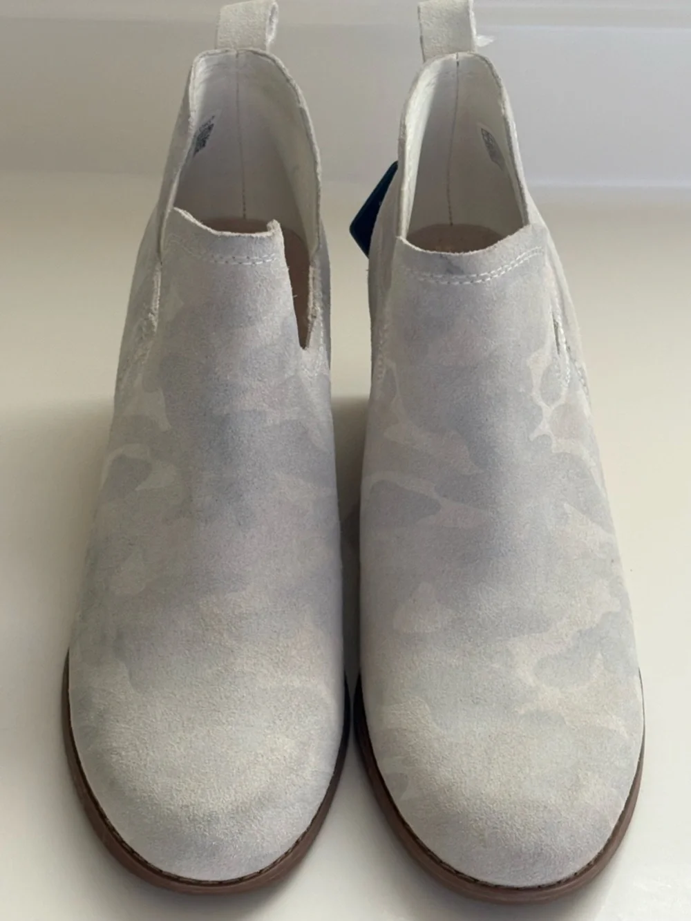 NWT TOMS Women's Kallie Egret Light Gray  Camo Printed Suede Wedge Booties Sz 8